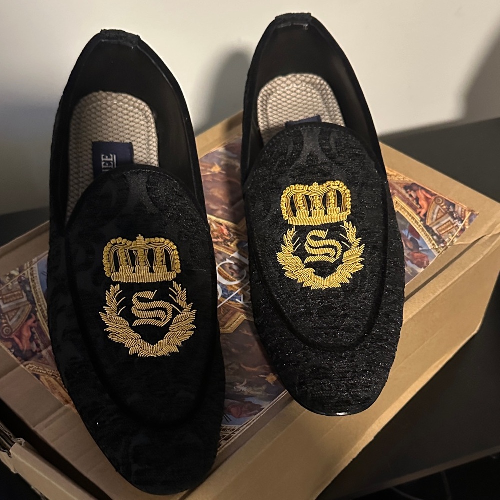 Elegant Black and Gold Men's Loafers